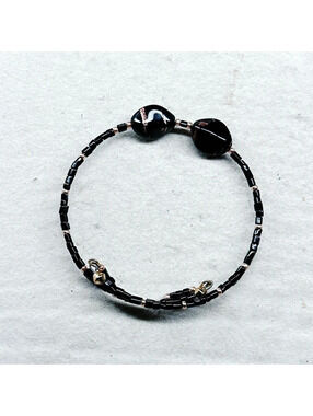 4667gc. Black Art Glass Memory Wire Bracelet